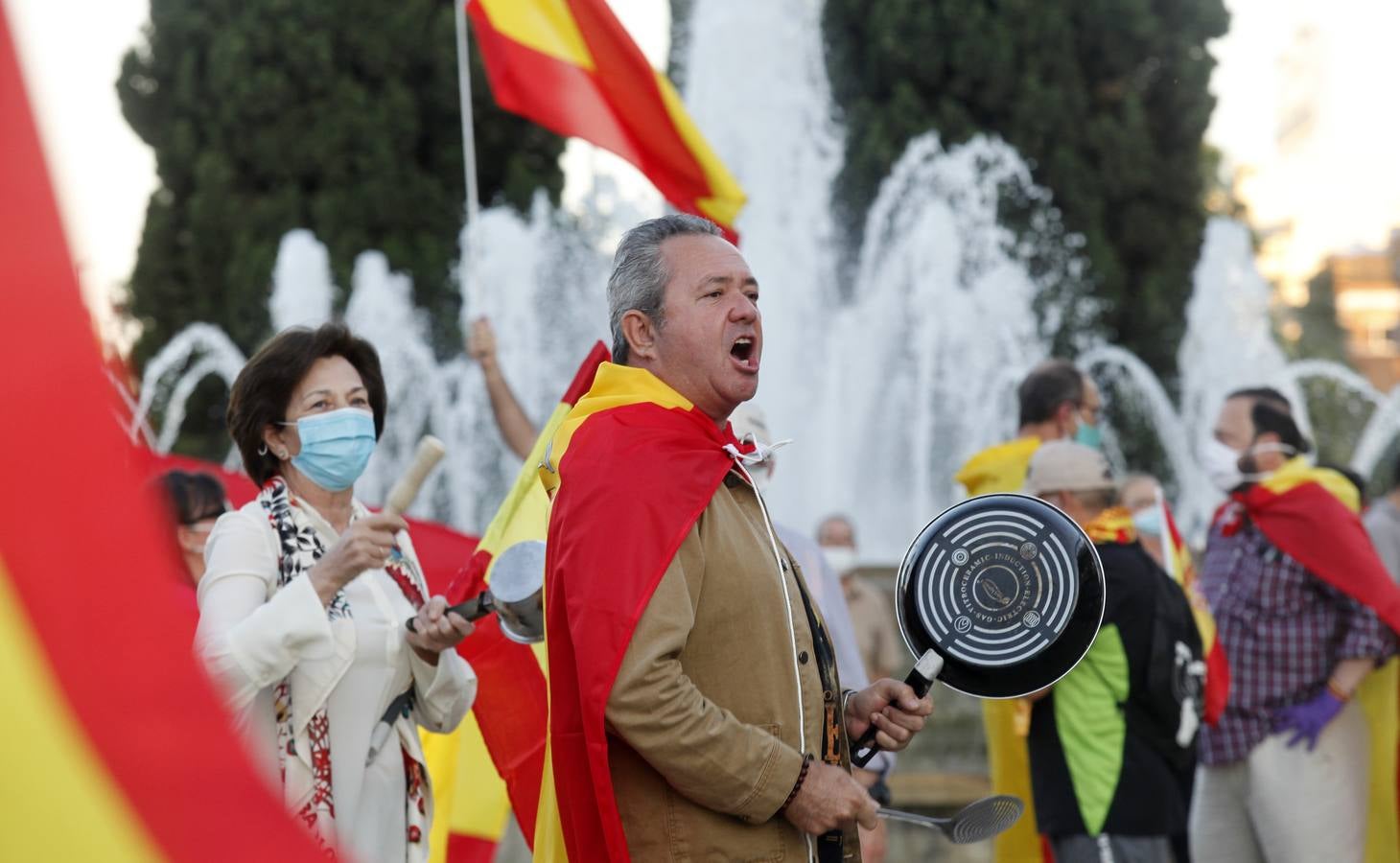 Protesta en Sevilla contra el presidente Pedro Sánchez, en imágenes