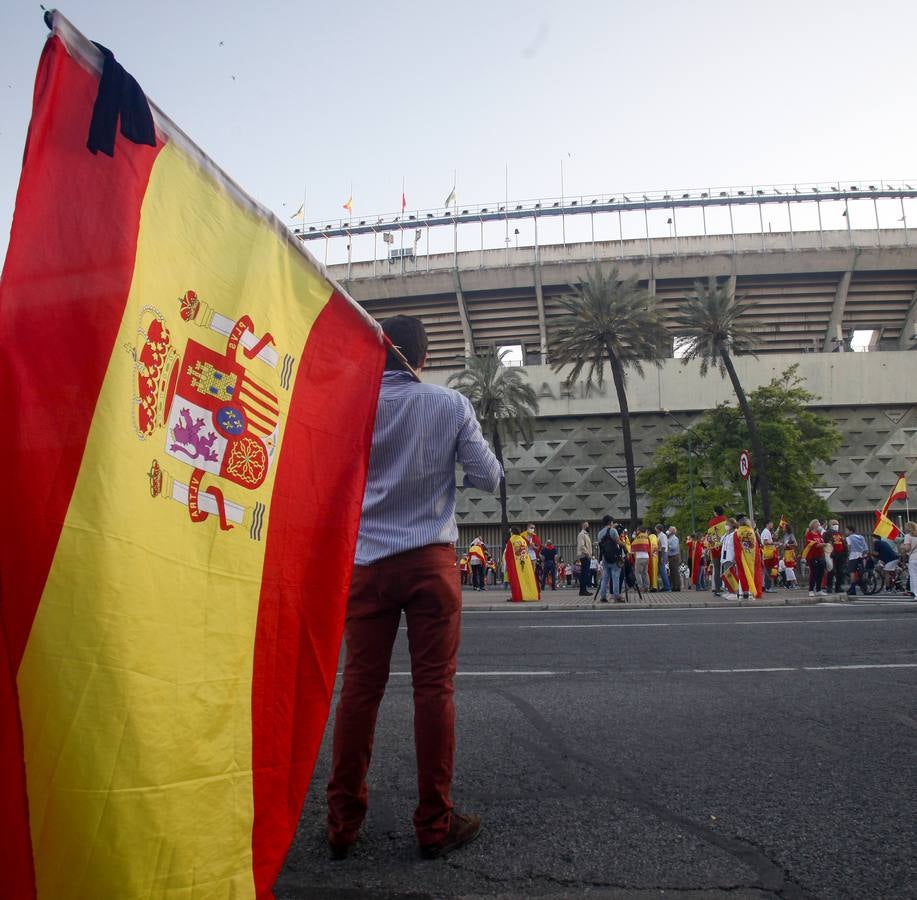 Protesta en Sevilla contra el presidente Pedro Sánchez, en imágenes