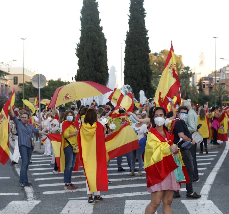 Protesta en Sevilla contra el presidente Pedro Sánchez, en imágenes