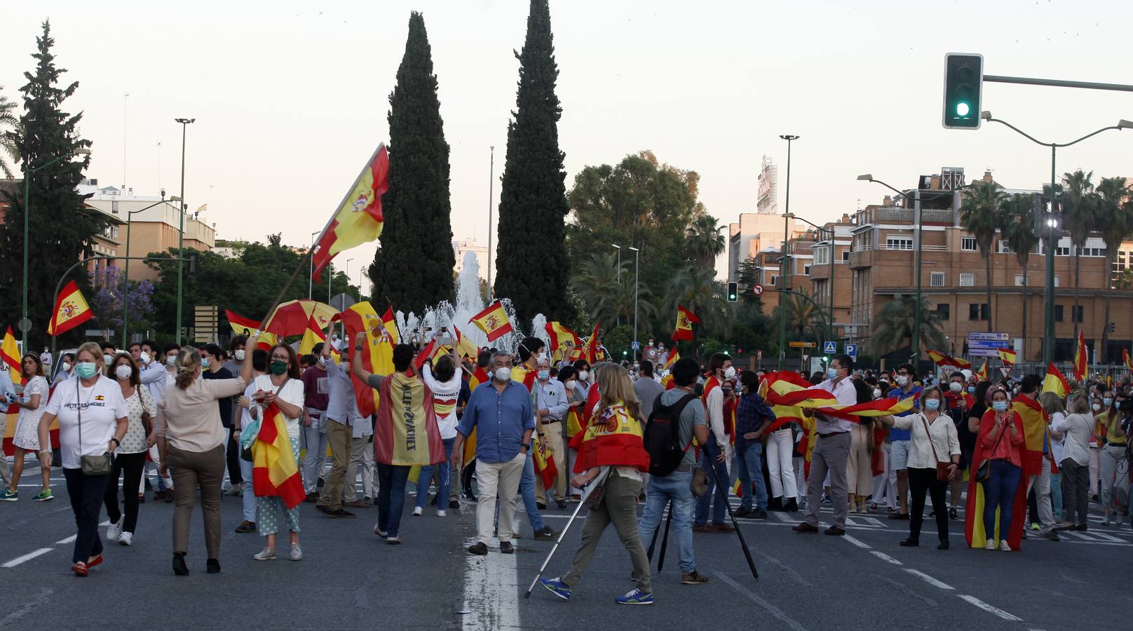 Protesta en Sevilla contra el presidente Pedro Sánchez, en imágenes