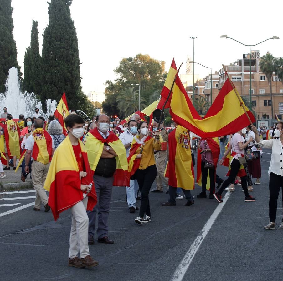 Protesta en Sevilla contra el presidente Pedro Sánchez, en imágenes