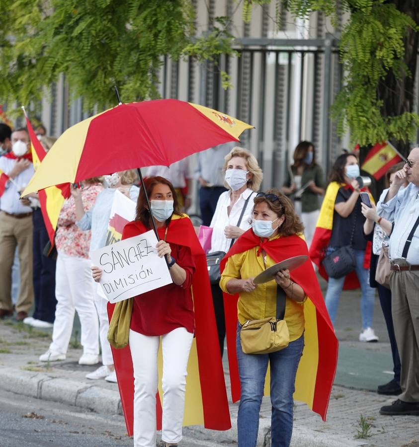 Protesta en Sevilla contra el presidente Pedro Sánchez, en imágenes