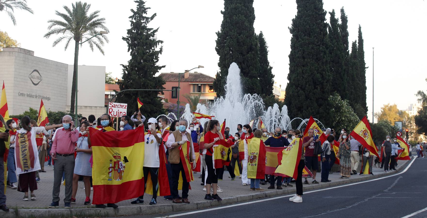 Protesta en Sevilla contra el presidente Pedro Sánchez, en imágenes