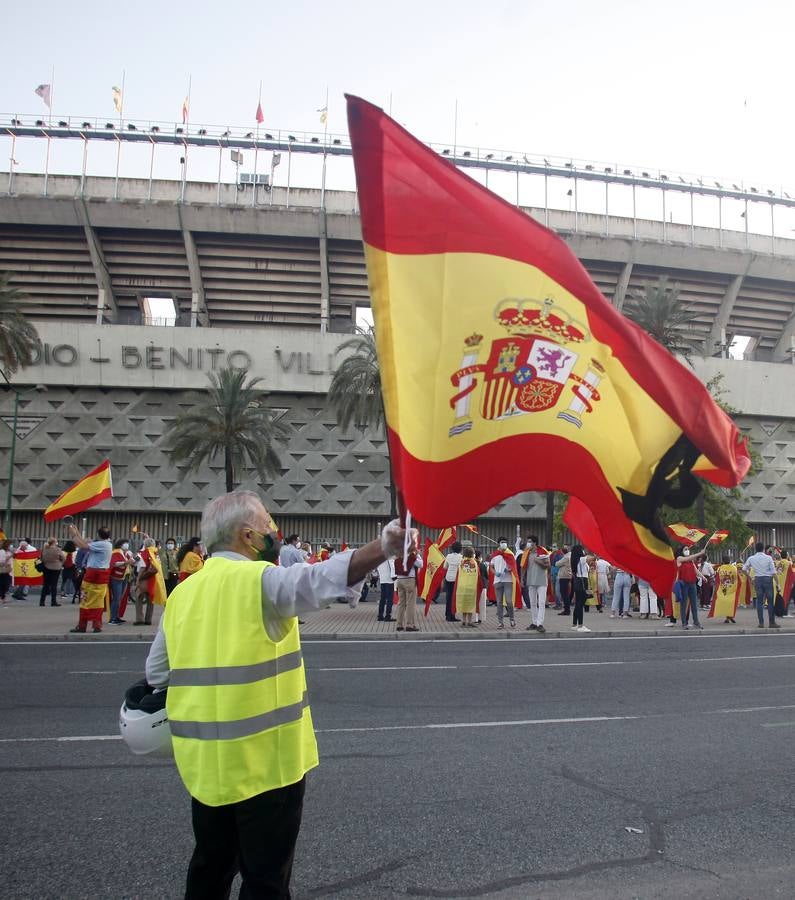 Protesta en Sevilla contra el presidente Pedro Sánchez, en imágenes