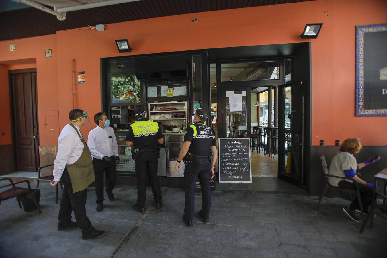 Los hosteleros de Sevilla denuncian una persecución de la Policía Local