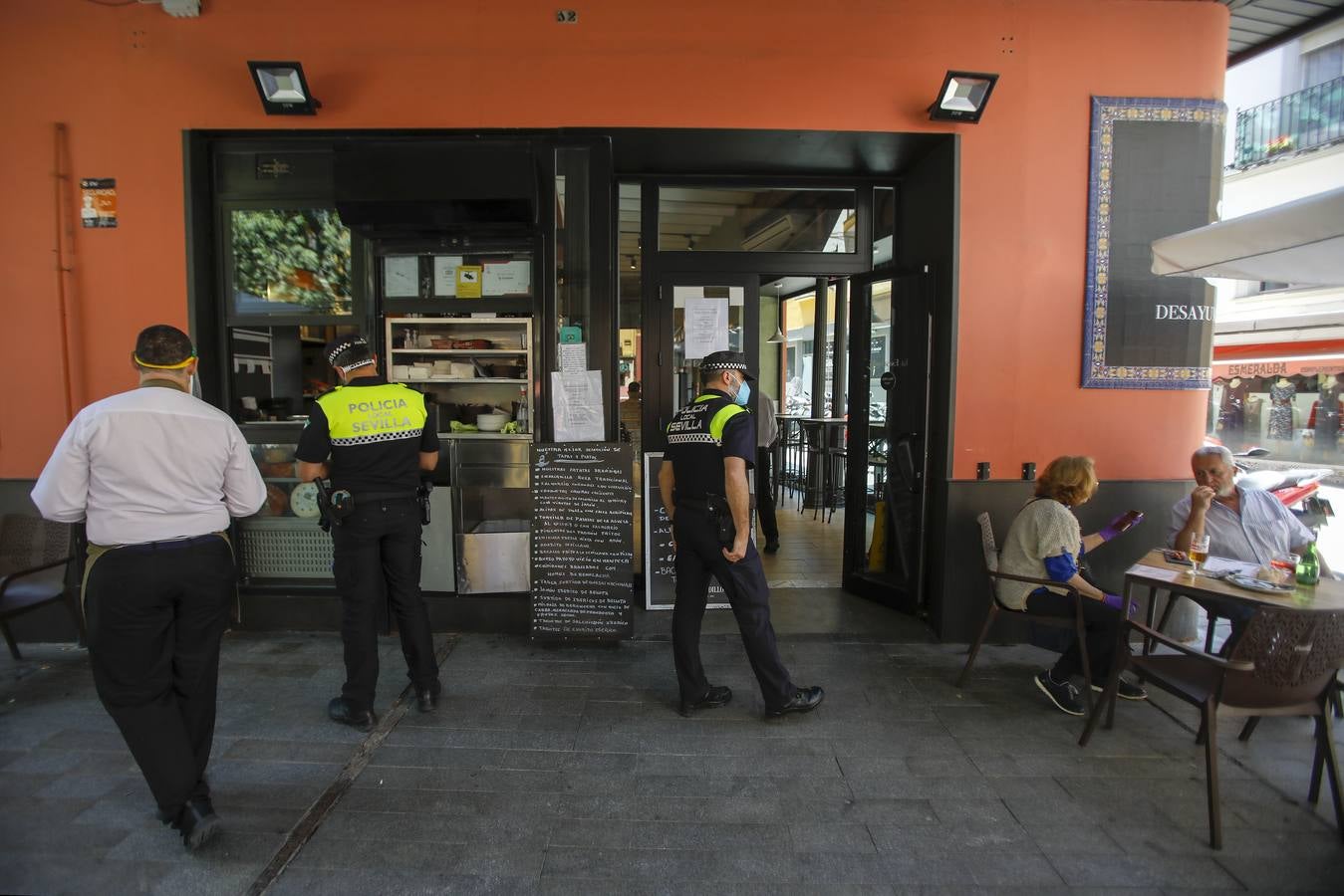 La Policía Local mantiene una campaña de inspecciones para asegurar el cumplimiento de las restricciones en las terrazas de Sevilla