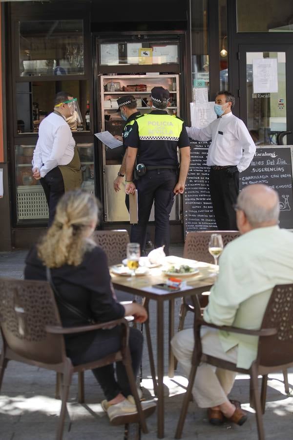 La Policía Local mantiene una campaña de inspecciones para asegurar el cumplimiento de las restricciones en las terrazas de Sevilla