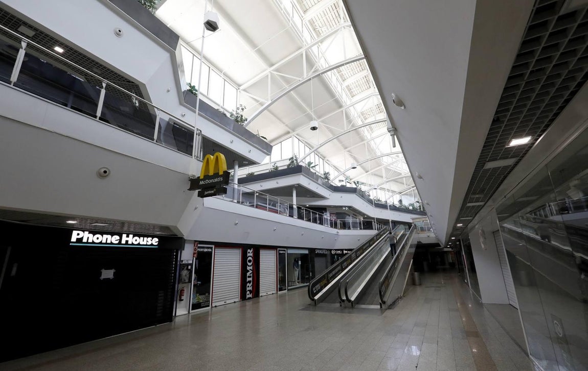En imágenes, el centro comercial El Arcángel de Córdoba prepara su reapertura