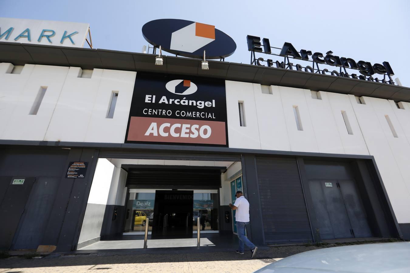 En imágenes, el centro comercial El Arcángel de Córdoba prepara su reapertura