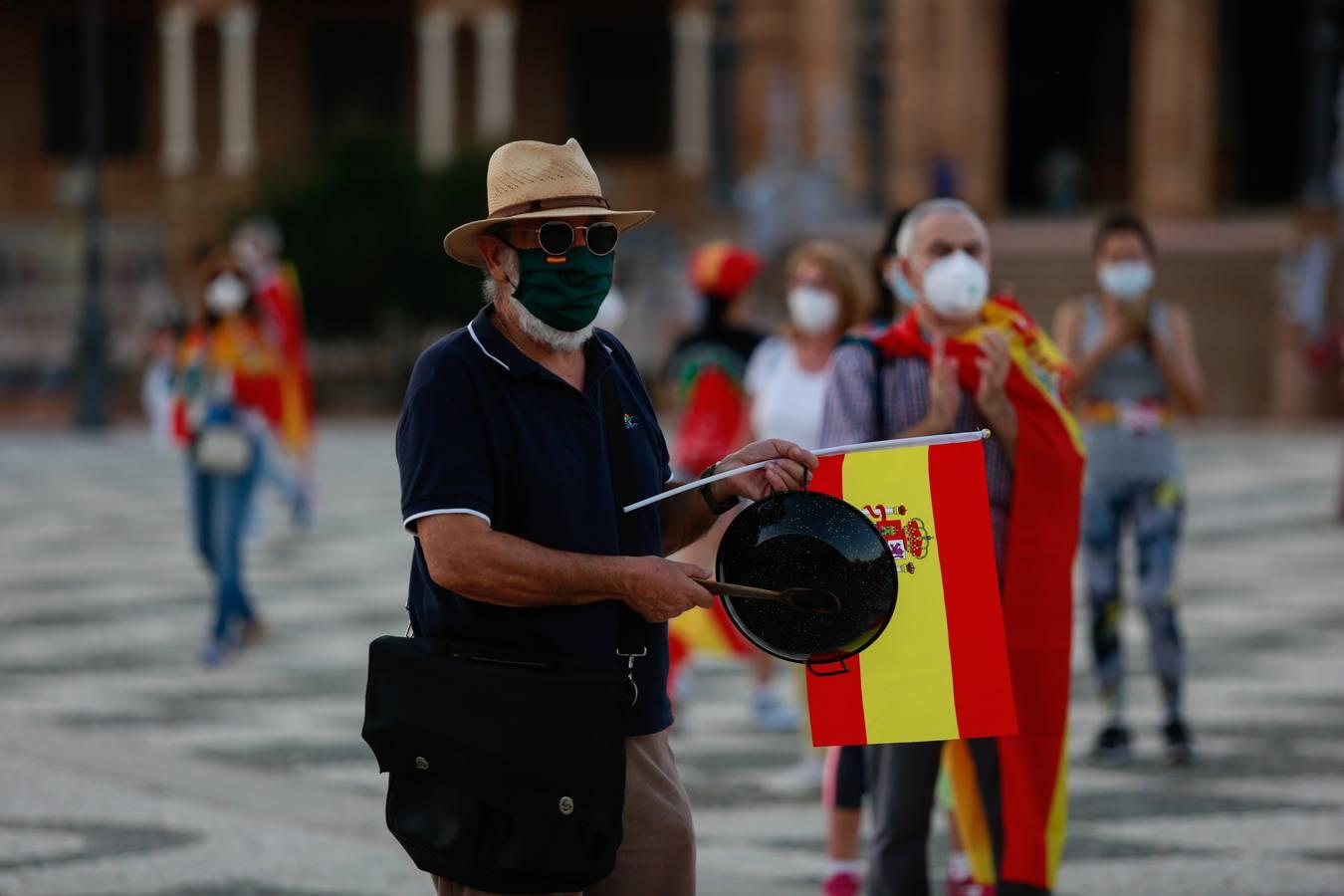 La cacerolada de Sevilla llega a la Plaza de España