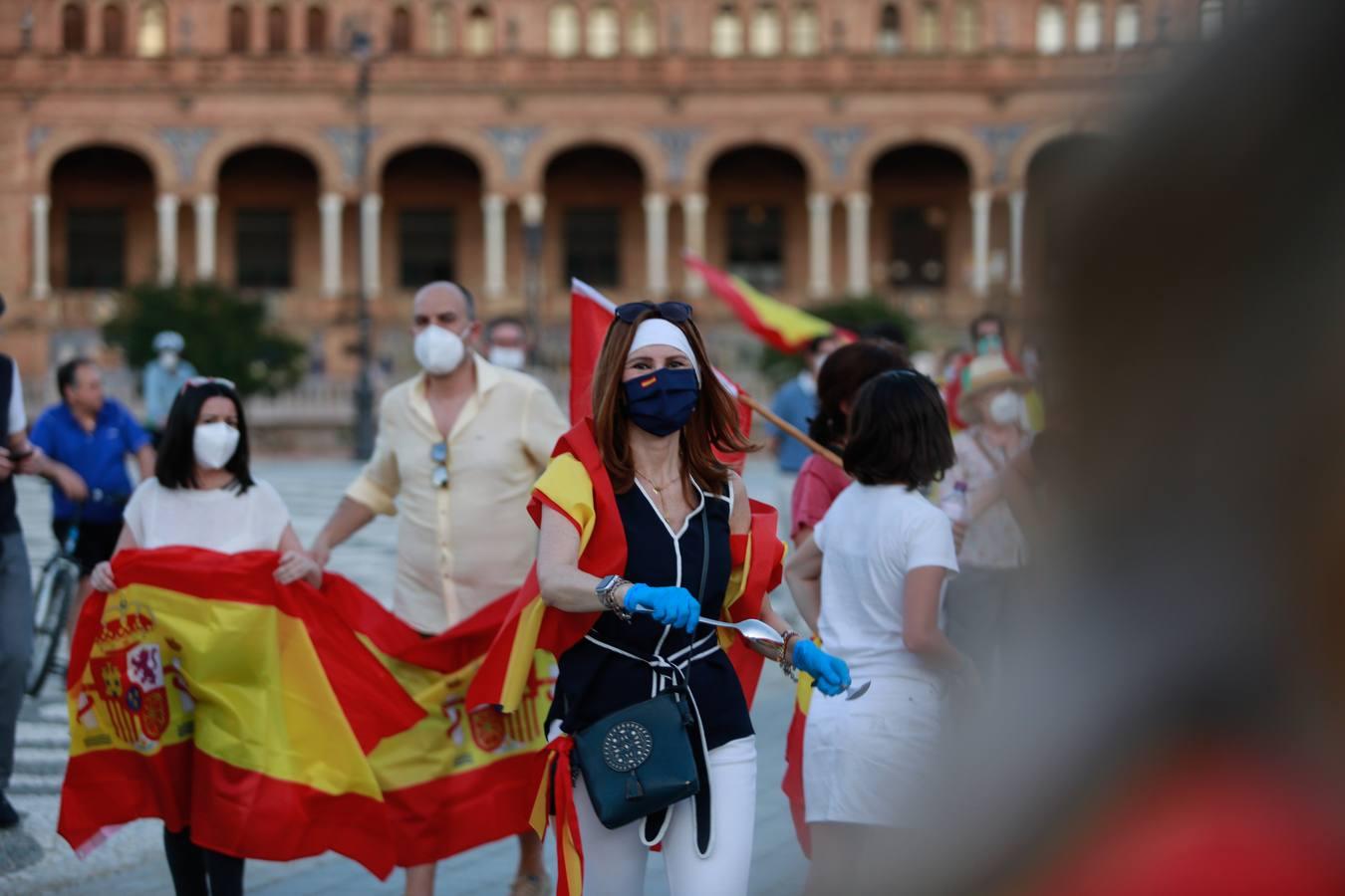 La cacerolada de Sevilla llega a la Plaza de España