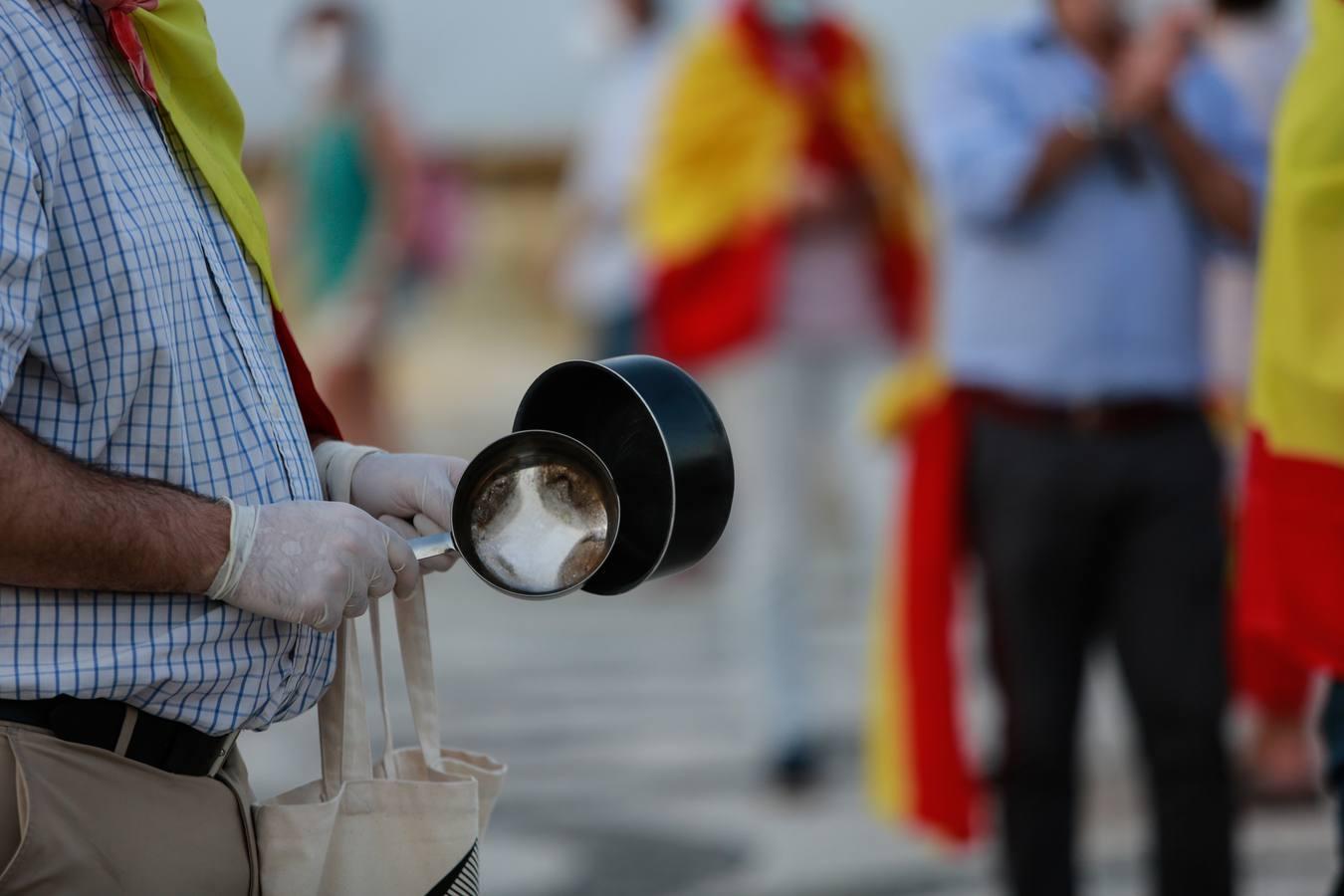 La cacerolada de Sevilla llega a la Plaza de España