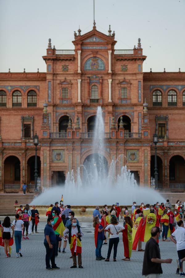 La cacerolada de Sevilla llega a la Plaza de España