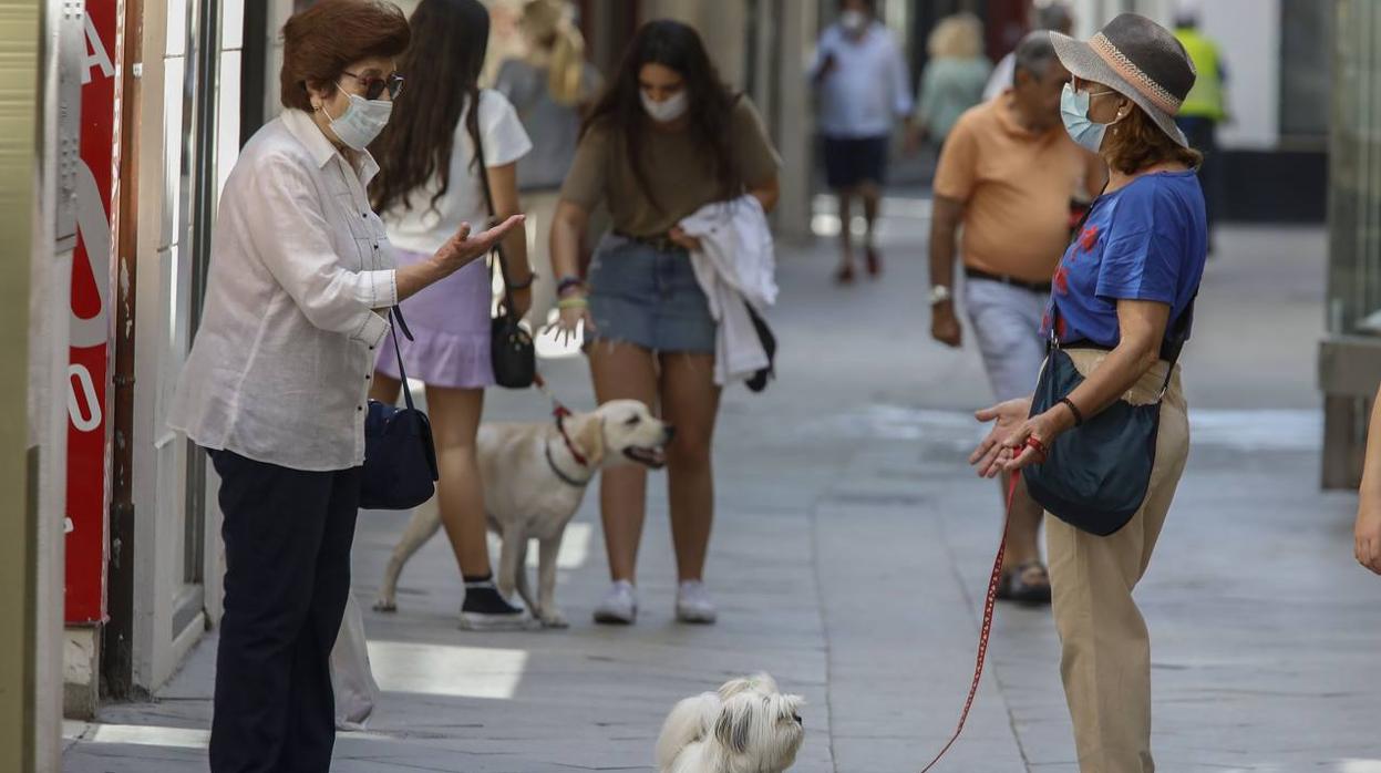 En imágenes, los sevillanos «se acostumbran» a la mascarilla