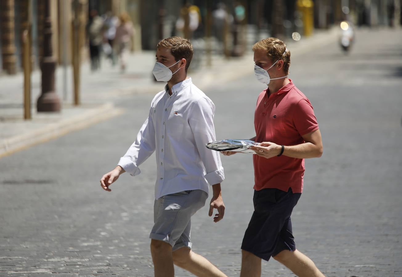 En imágenes, los sevillanos «se acostumbran» a la mascarilla