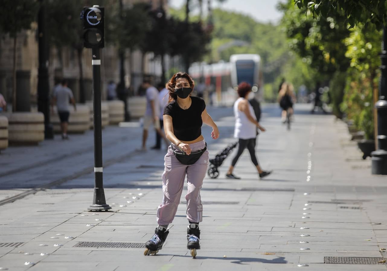 En imágenes, los sevillanos «se acostumbran» a la mascarilla