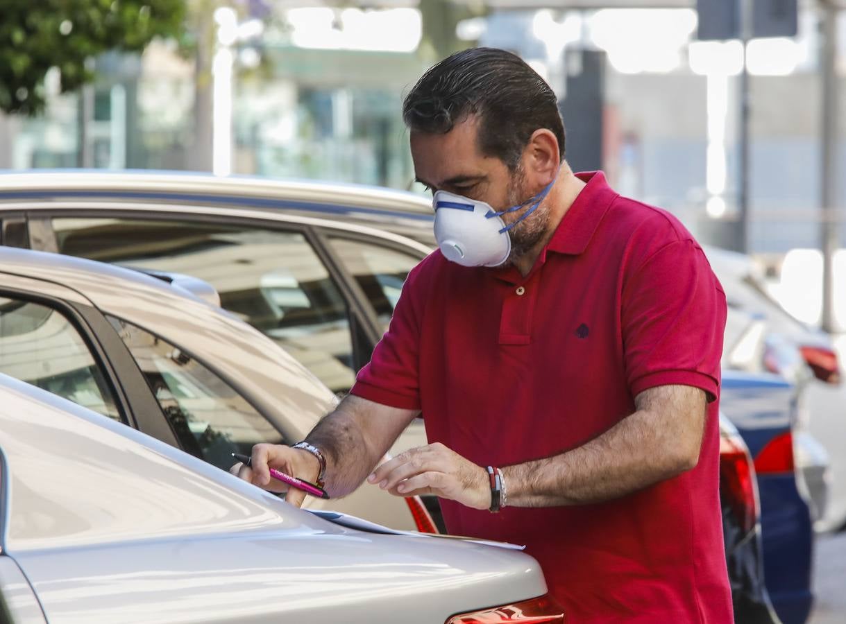 En imágenes, los sevillanos «se acostumbran» a la mascarilla