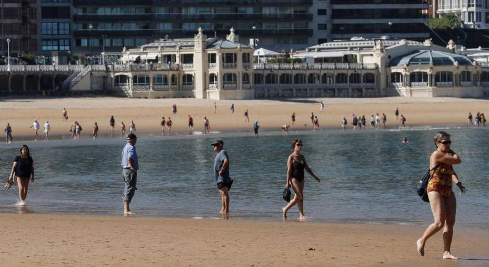 Varias personas paseando el miércoles 20 por la playa de la Concha de San Sebastián. 