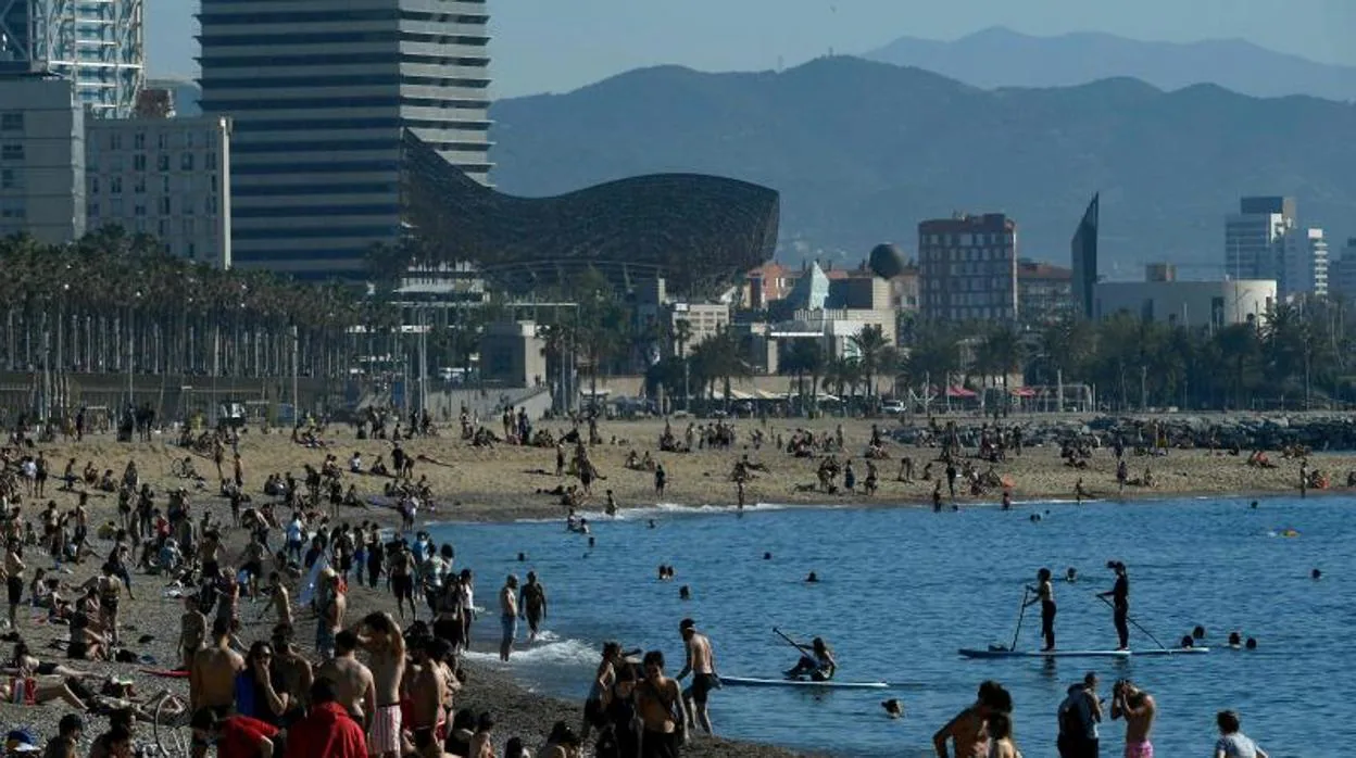 Las playas españolas se llenan de bañistas pese a las restricciones por el Covid-19