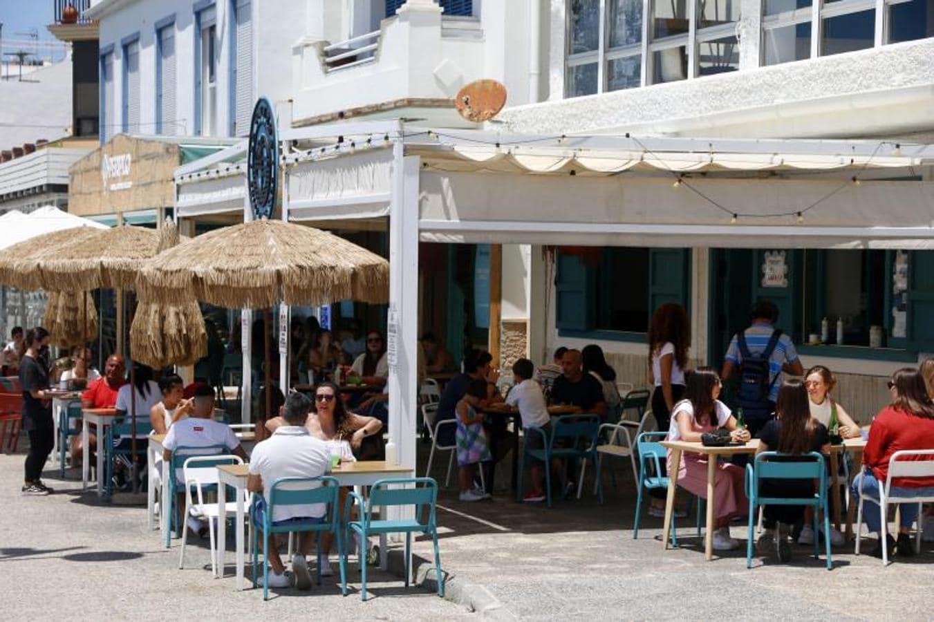Varias personas disfrutan de la terraza de un bar en el paseo marítimo de Pedregalejo durante la fase 1 en Málaga a 20 de mayo. 