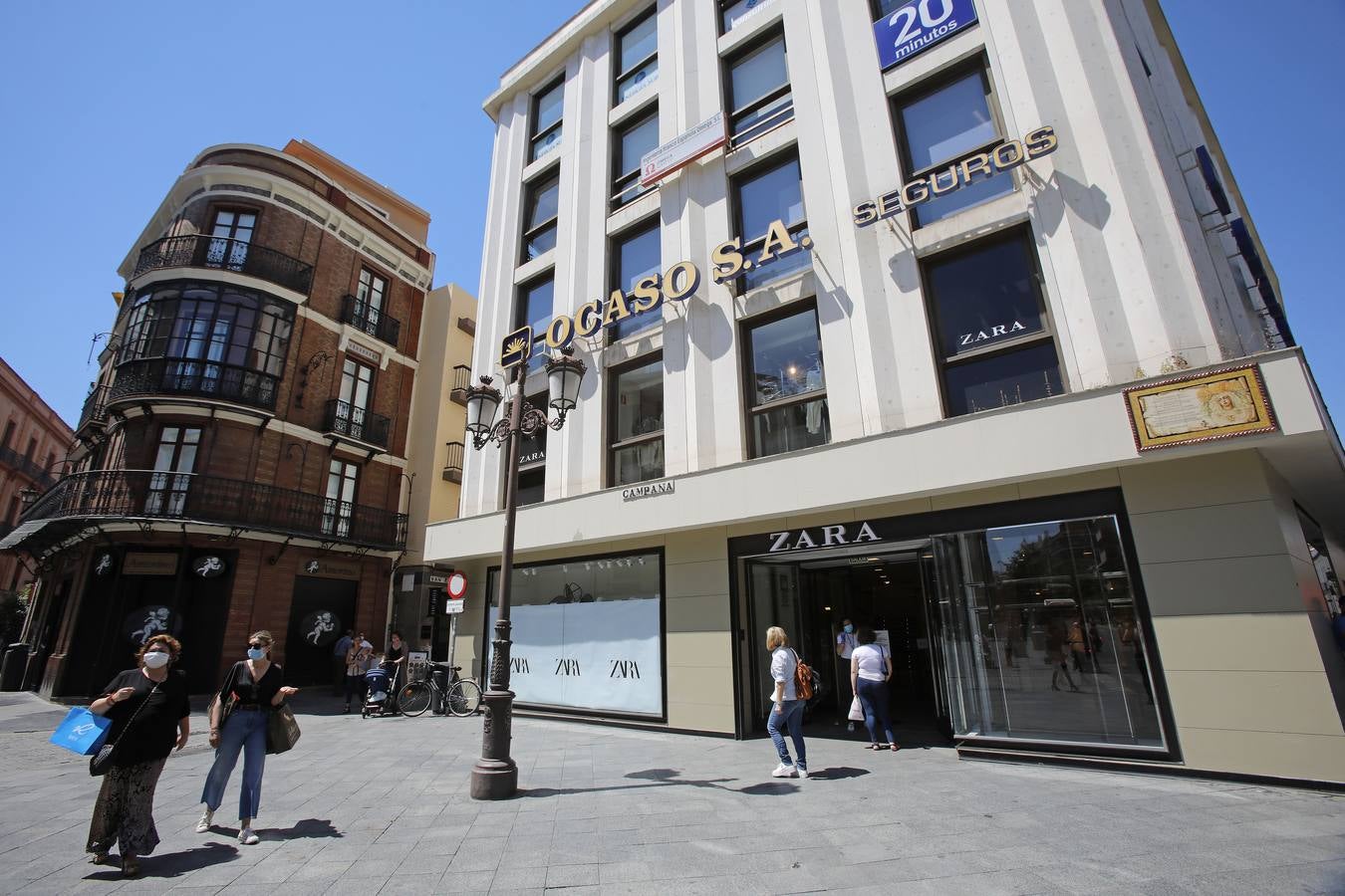 Los comercios de más de 400 metros abren sus puertas en Sevilla