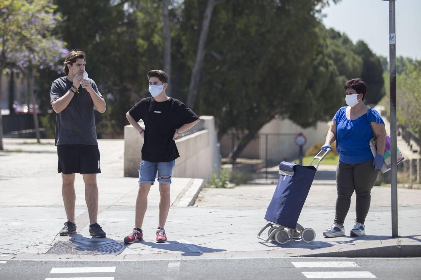 Primer día de uso obligatorio de mascarillas en Sevilla