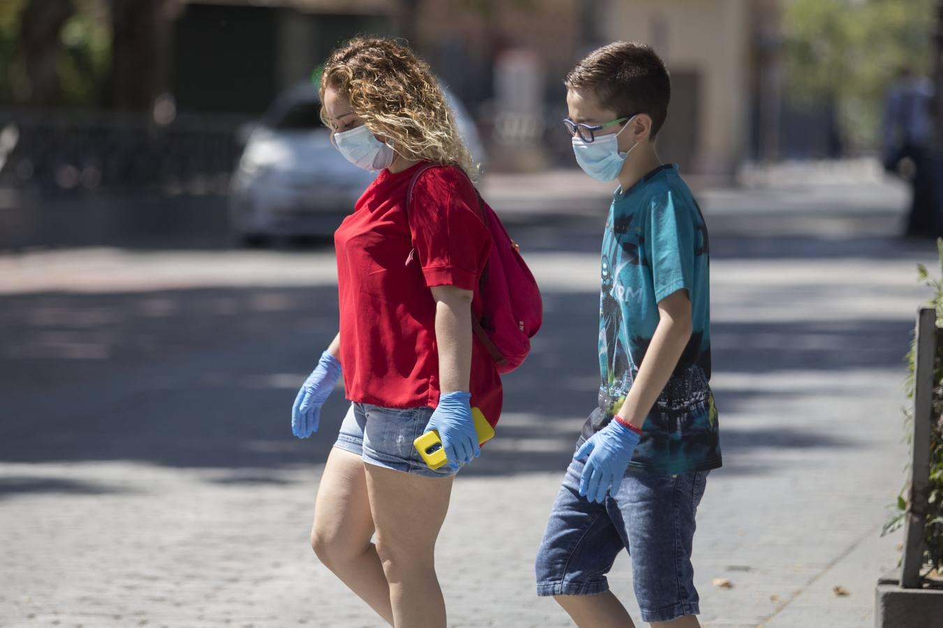 Primer día de uso obligatorio de mascarillas en Sevilla