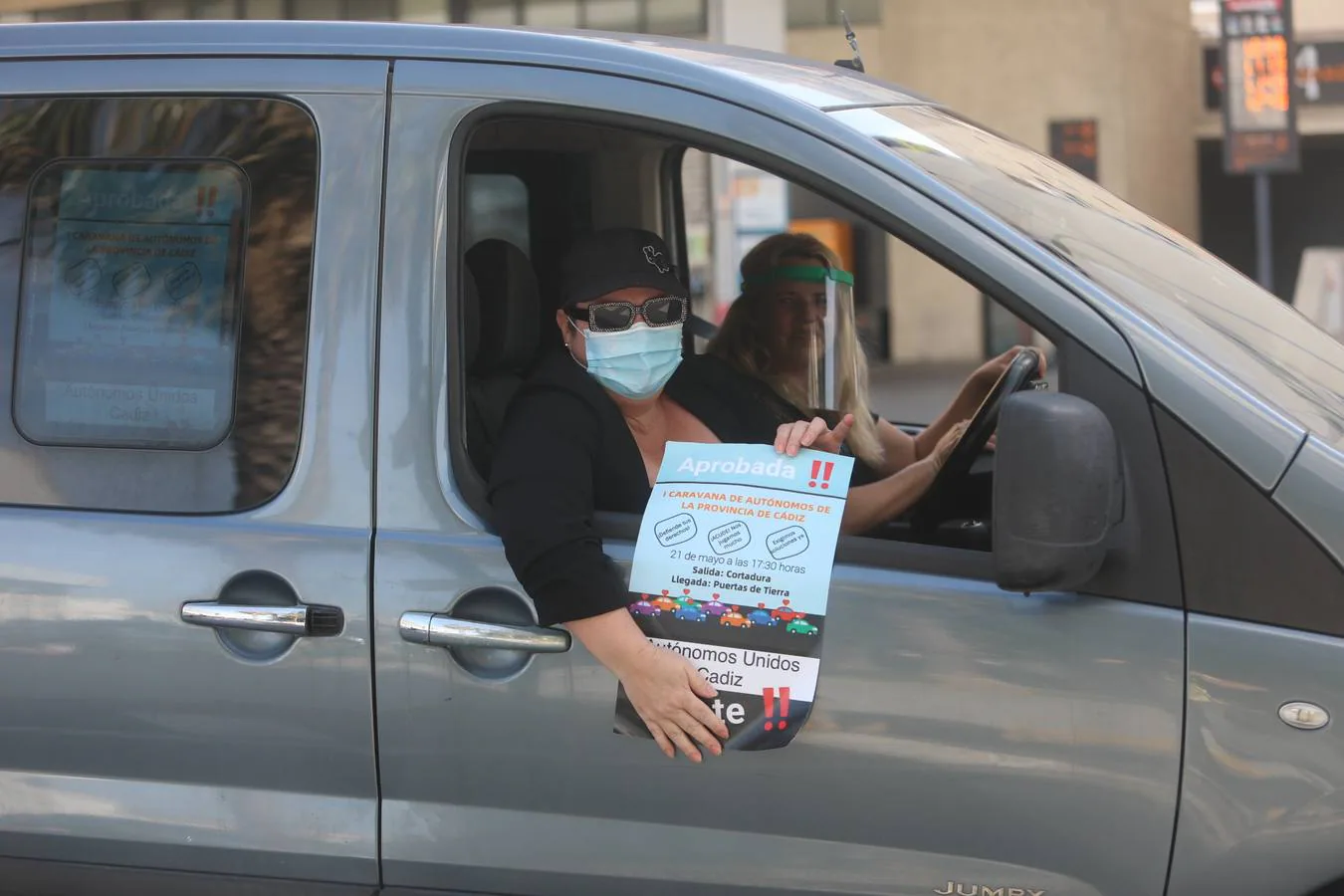 FOTOS: Caravana de coches y motos en Cádiz en demanda de ayudas fiscales
