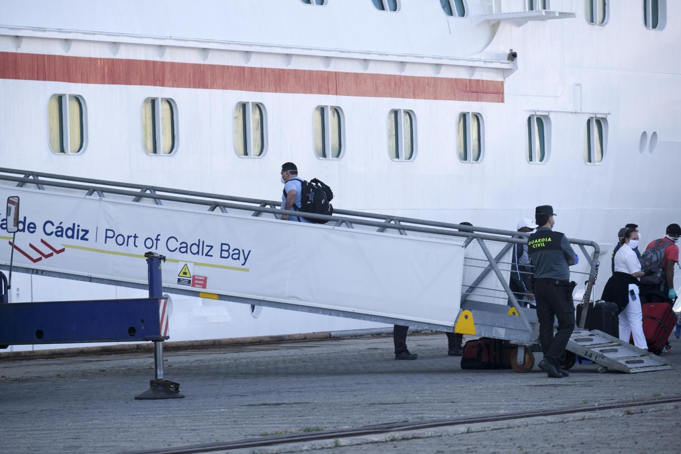 Fotos: Así la sido la marcha de la tripulación del crucero &#039;Carnival Victory&#039; de Cádiz