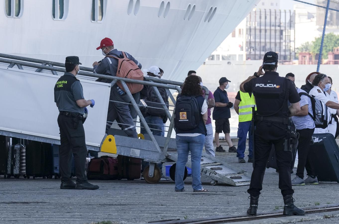 Fotos: Así la sido la marcha de la tripulación del crucero &#039;Carnival Victory&#039; de Cádiz