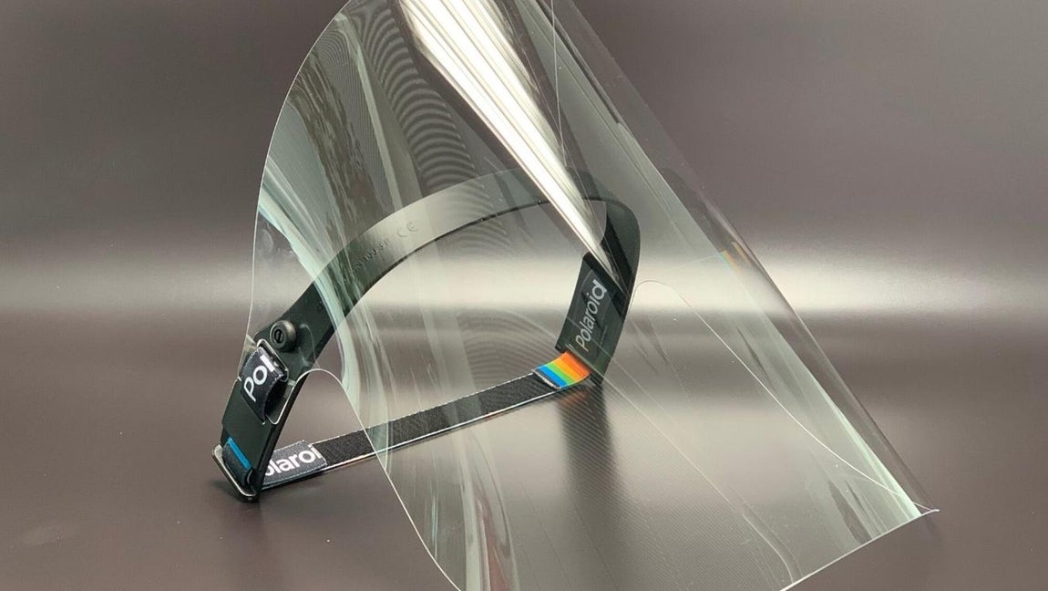 Polaroid. Si en lugar de una mascarilla prefieres una pantalla, te mostramos este diseño de la colección #Staysafe enfocado a proteger ojos, nariz y boca. Un modelo que cuenta además con el certificado EPI y que posee la visera de policarbonato (PC) y goma elástica regulable. Precio: 30€.