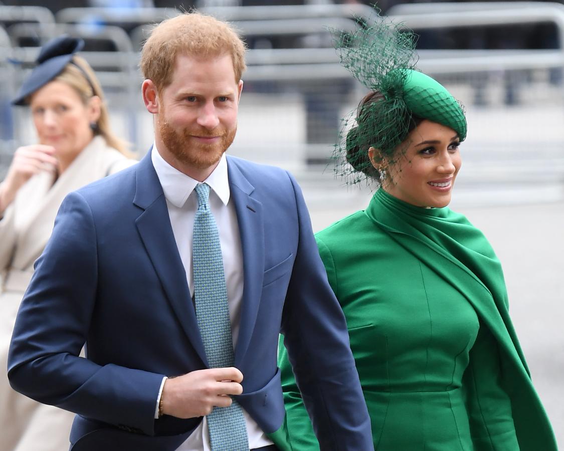 Harry y Meghan disfrutan de su nueva vida. Desde que se mudasen a los Estados Unidos y comenzasen su nueva vida lejos del protocolo británico, una de las grandes incógnitas ha sido cómo sería la casa elegida por Harry y Meghan. Tras muchos rumores hace apenas unas semanas se filtró a la prensa americana que residían de forma “semi permanente” en una fastuosa mansión valorado en 16 millones de dólares en el exclusivo barrio de Beverly Hills.