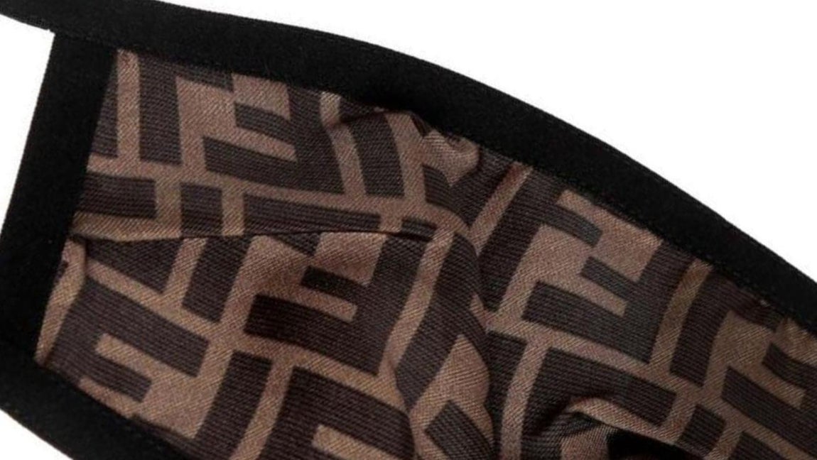 Fendi. La casa italiana ha creado diferentes modelos con prints diversos, pero nos quedamos con este, decorado con el logotipo de la firma. Ideal para los que buscan un resultado elegante y discreto. Precio: 200€.