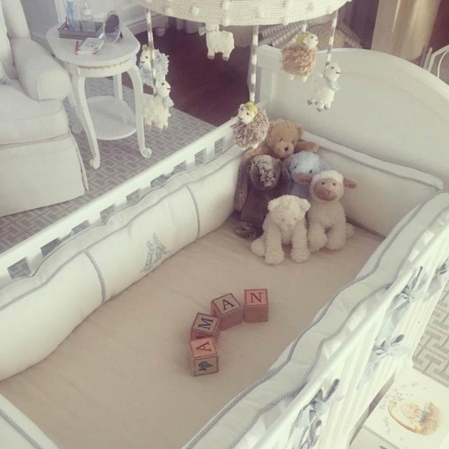 El cuarto de Archie, un remanso de paz. No podía faltar el cuarto para el pequeño Archie con todo lujo de detalles. A diferencia de las otras zonas de la casa en la que la decoración es más clásica, en el dormitorio se ha seguido una línea más moderna, muy luminosa y basada en tonalidades neutras enfocadas a conferir la máxima tranquilidad al bebé.