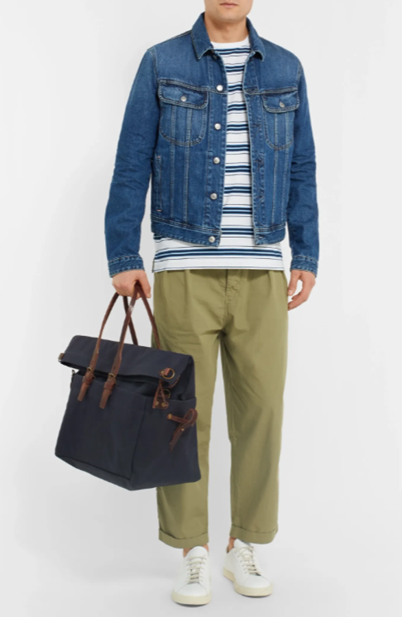 Bolso de Bleu de chauffe. Inspirado en las chaquetas de los trabajadores de las fábricas francesas de comienzos del siglo XX, este bolso es un modelo genial para tus looks más desenfadados (Precio: 370 euros)