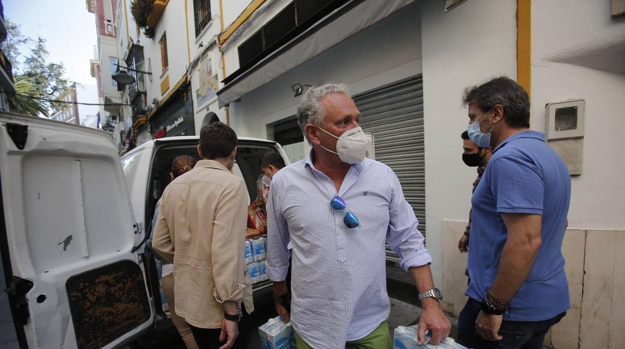 La entrega de alimentos de Centro Córdoba a Cáritas, en imágenes