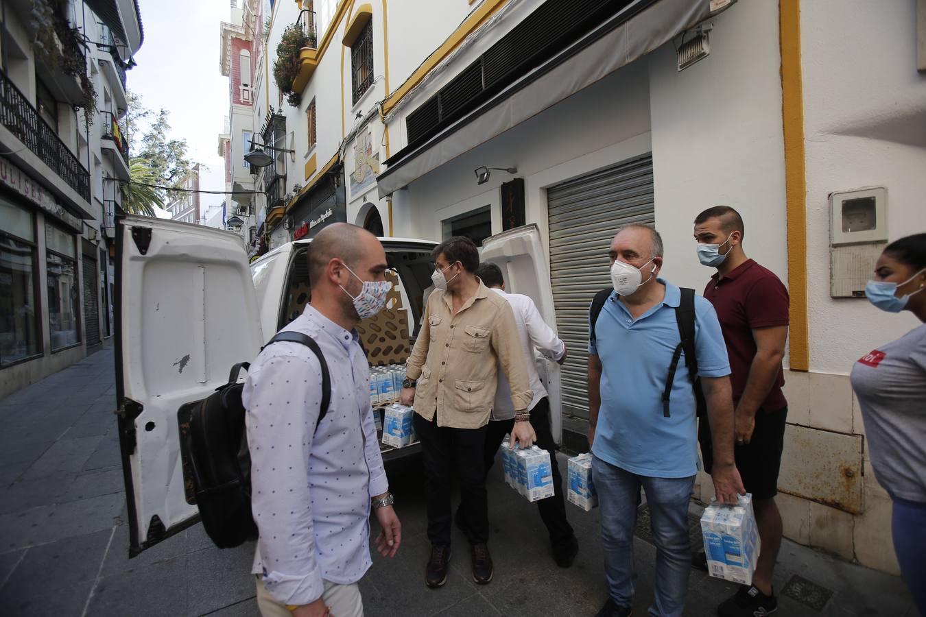 La entrega de alimentos de Centro Córdoba a Cáritas, en imágenes