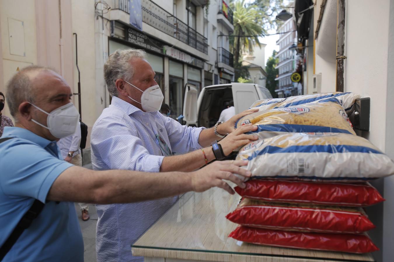 La entrega de alimentos de Centro Córdoba a Cáritas, en imágenes