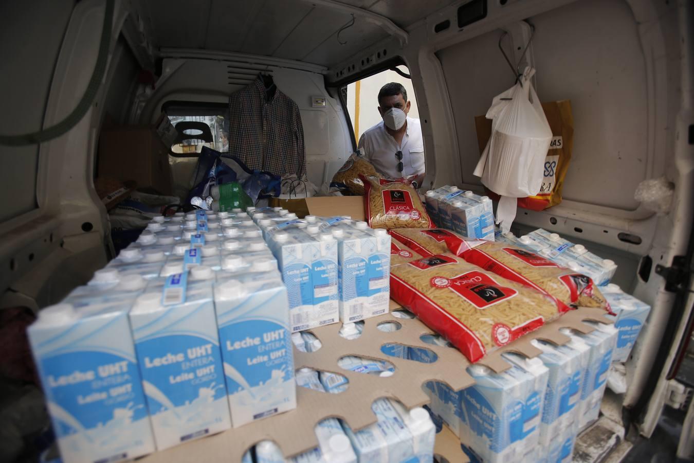 La entrega de alimentos de Centro Córdoba a Cáritas, en imágenes