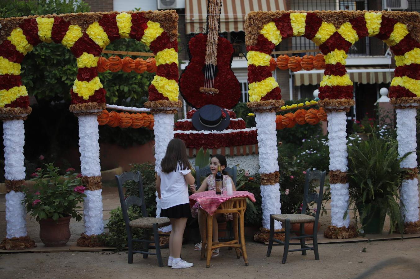 En imágenes, la Feria de Córdoba se vive en los balcones