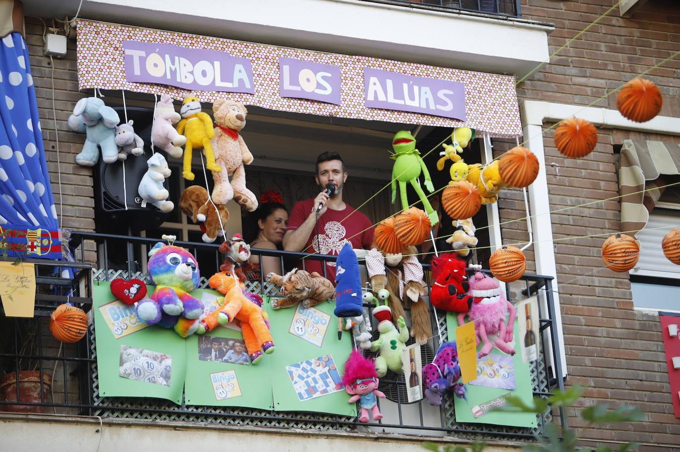 En imágenes, la Feria de Córdoba se vive en los balcones