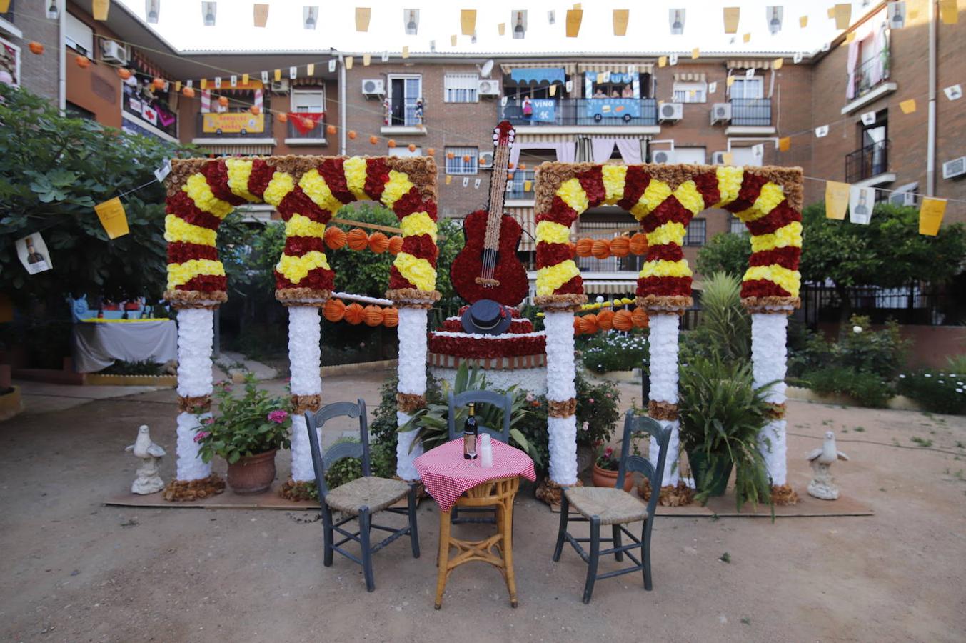 En imágenes, la Feria de Córdoba se vive en los balcones