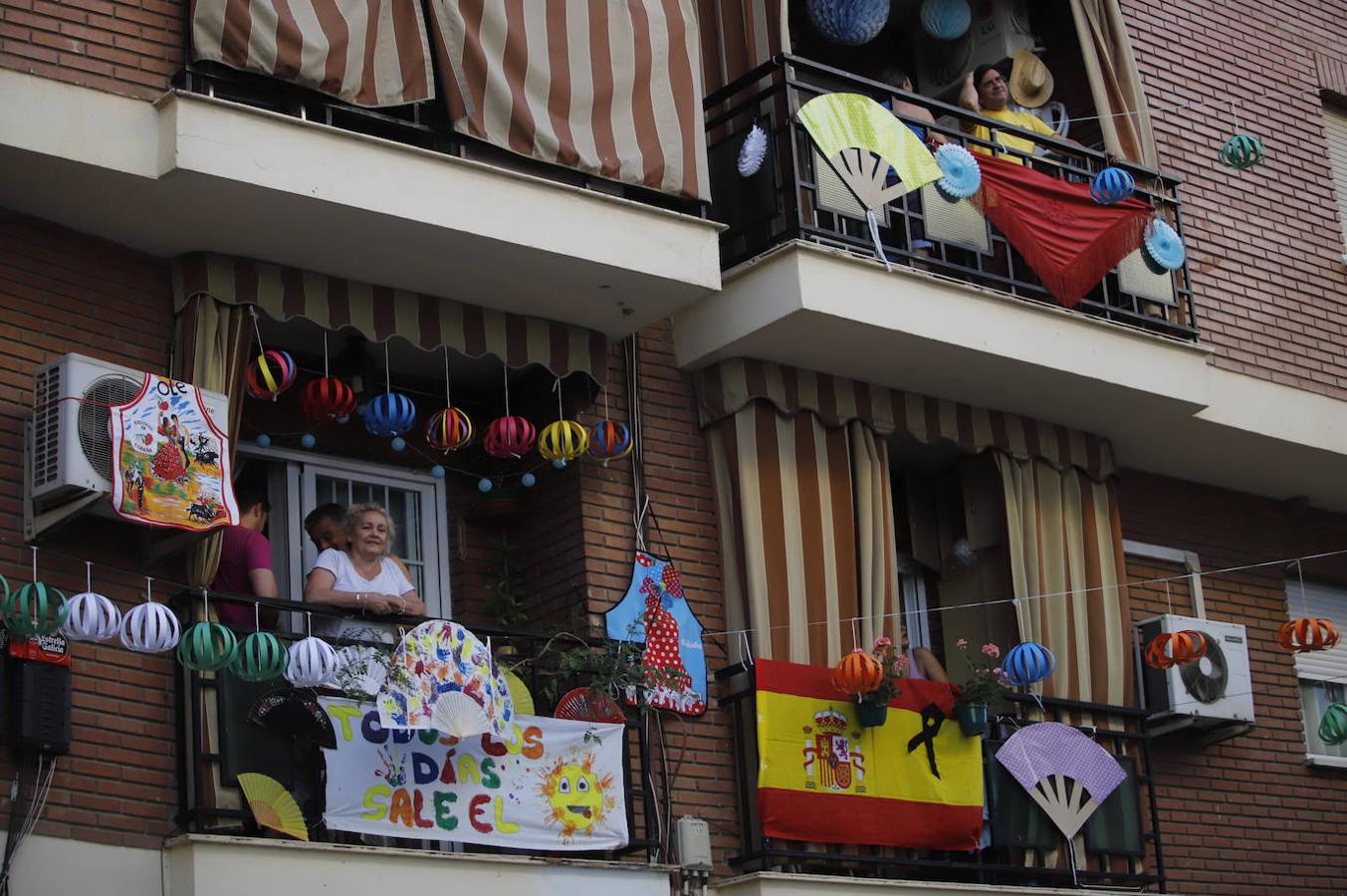 En imágenes, la Feria de Córdoba se vive en los balcones