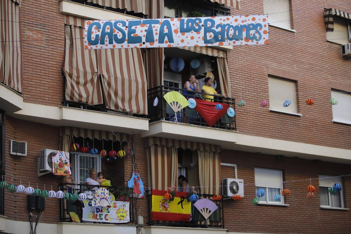 En imágenes, la Feria de Córdoba se vive en los balcones