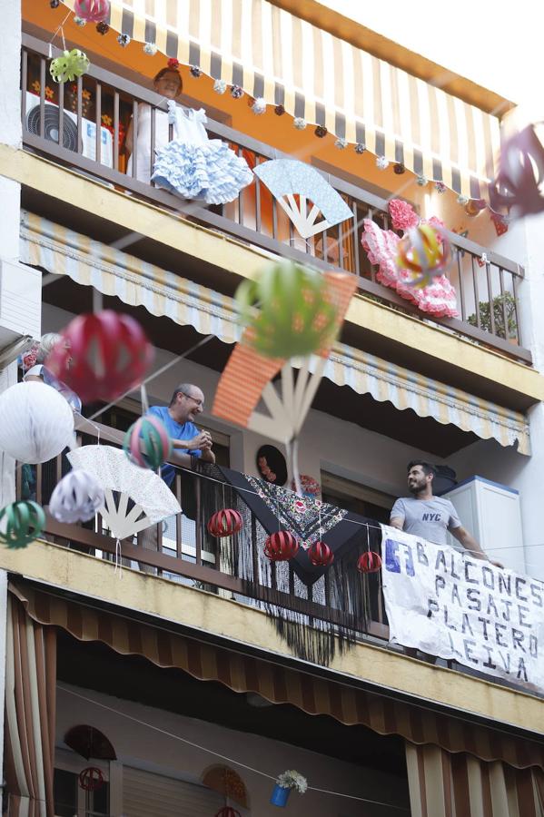 En imágenes, la Feria de Córdoba se vive en los balcones