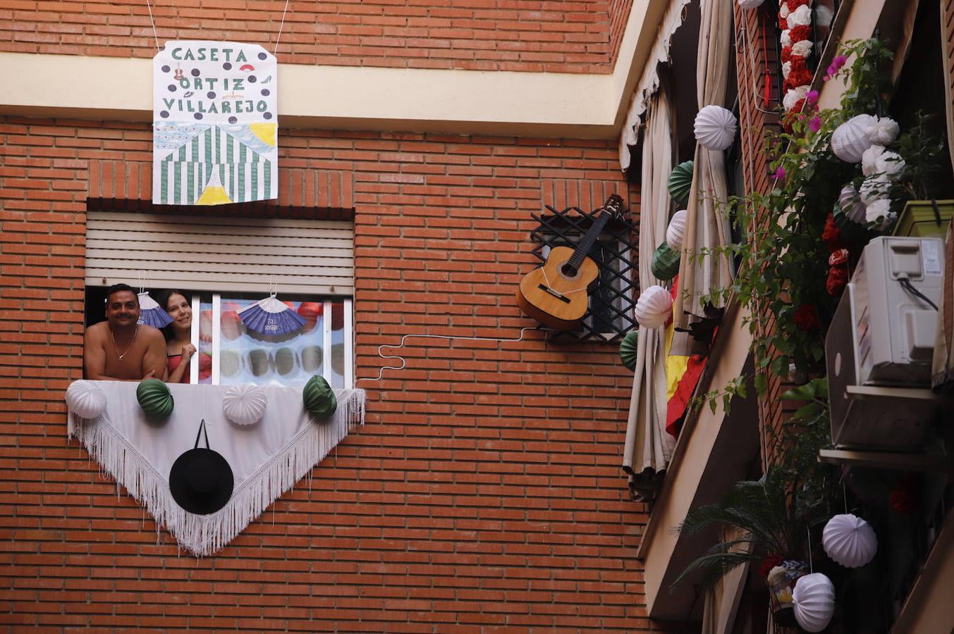 En imágenes, la Feria de Córdoba se vive en los balcones