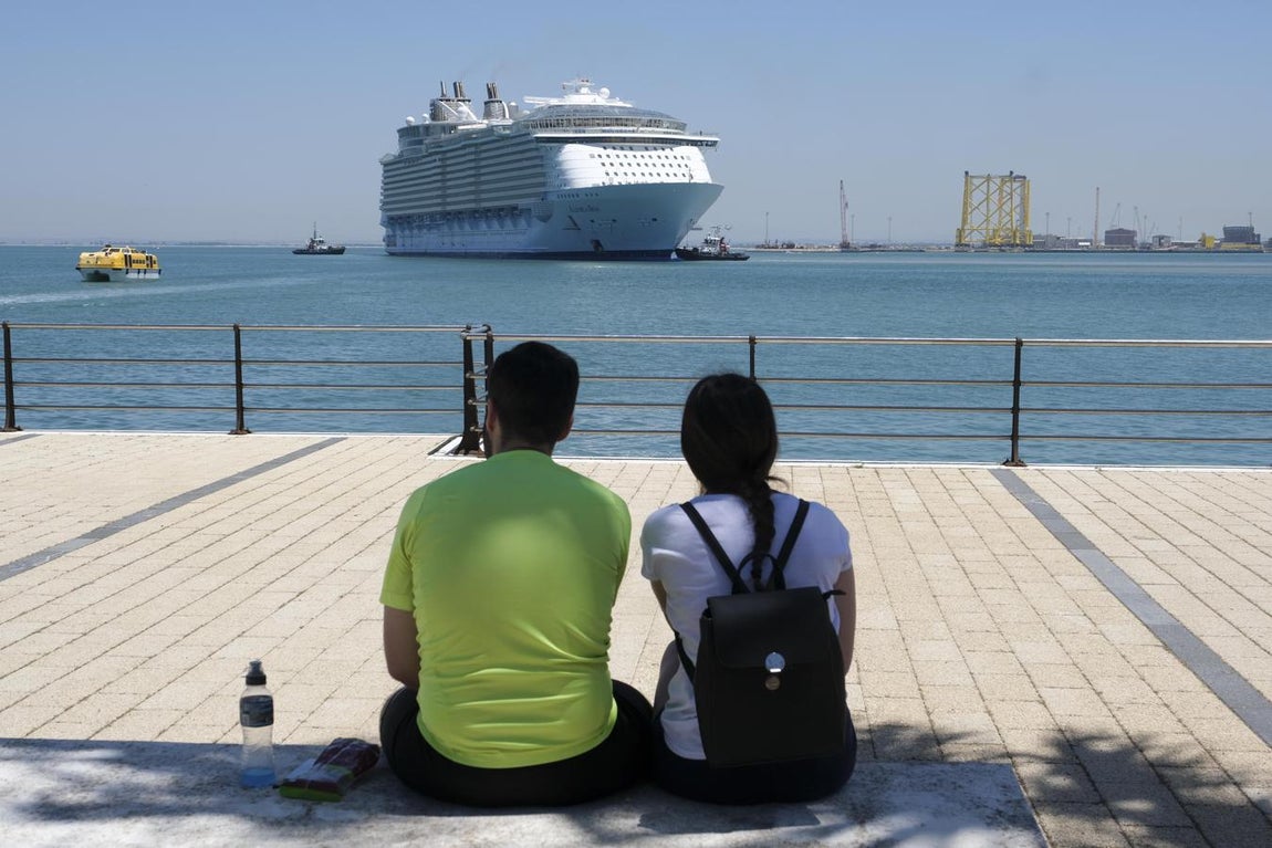 FOTOS: Así ha sido la entrada del &#039;Allure of the seas&#039; en Cádiz