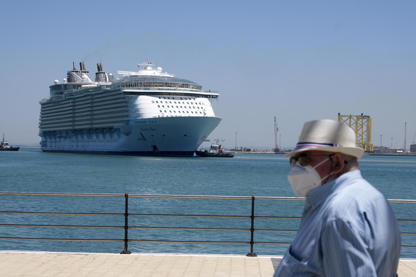 FOTOS: Así ha sido la entrada del &#039;Allure of the seas&#039; en Cádiz