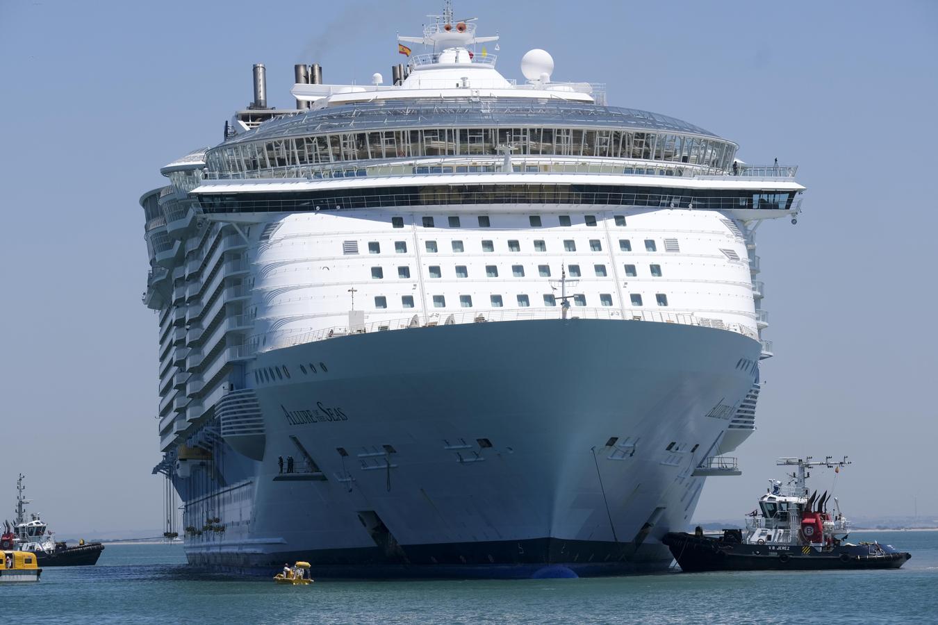 FOTOS: Así ha sido la entrada del &#039;Allure of the seas&#039; en Cádiz