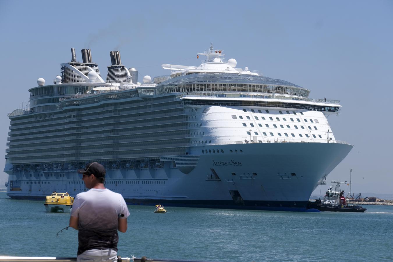 FOTOS: Así ha sido la entrada del &#039;Allure of the seas&#039; en Cádiz